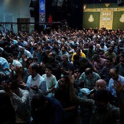 روز عرفه، با امید به رحمت و اجابتِ خدا دعا کن میثم مطیعی