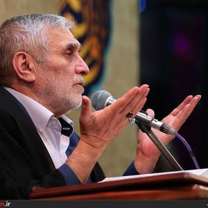 دارد عطر گلاب می‌آید منصور ارضی