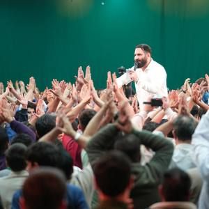 مشتاقم به دیدنت باده به کف محمدحسین حدادیان