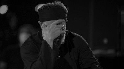 دارند در کرببلا تعویض پرچم میکنند حاج محمود کریمی