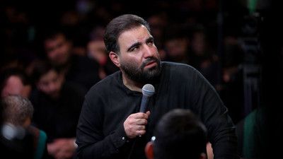 تو شلوغی های روضه چشمم افتاد به یه گوشه امیر کرمانشاهی